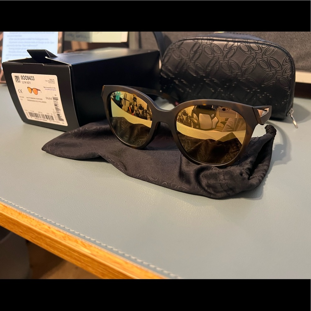 Womans Oakley lowkey prism polarized lense sunglasses.